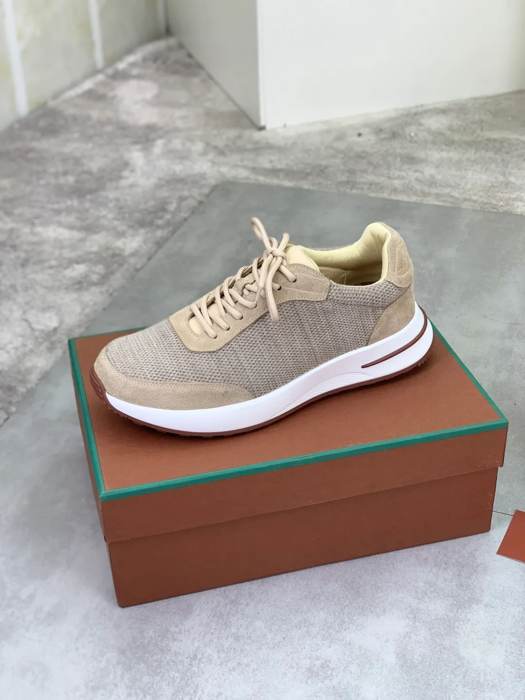 Men's men's shoes 💰P440 New model 💰 The latest casual shoes Loro Piana 💯 Top grade 💯 Buy the original copy 💯 Founded the existing Loro Piana company on April 24, 1924. It is now the sixth generation of family business, providing top quality products to customers who are discerning about taste and quality. Imported original fly woven fabric with cowhide fabric, plain calfskin lining. Hand-sewn thread with cowhide feet. Original packaging. High-end outsole. Size: 38-44 (customized for 45 and 46). 5️⃣ colors available.